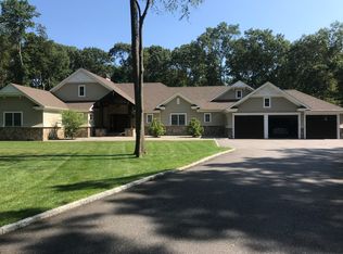 31 Overlook Dr, Syosset, NY 11791