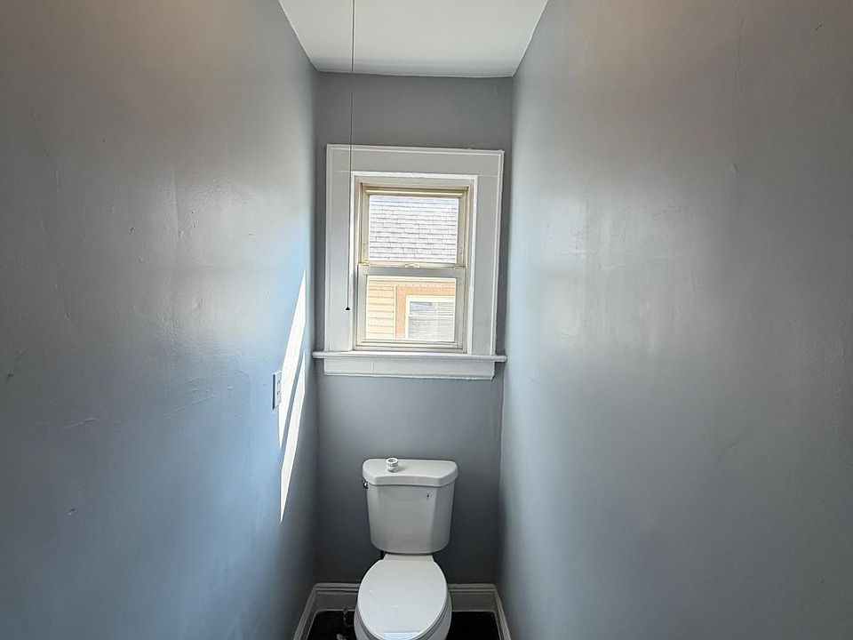 1st image of 16 Crescent Ave Floor 1