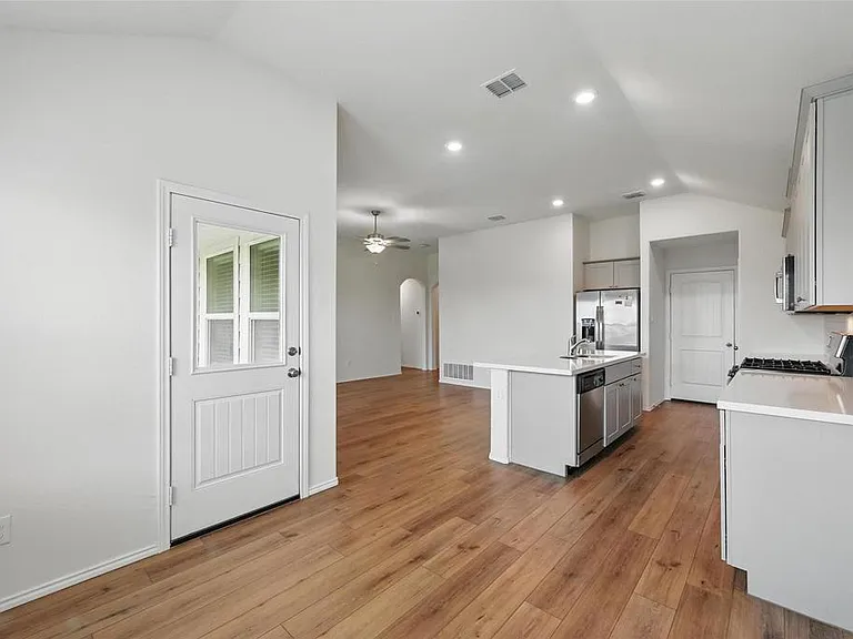 837 Amberwood Ct — Photo 16