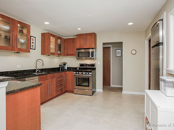 5th image of 225 W Park Ave