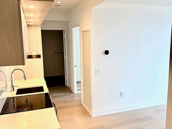 4th image of 448 Burnhamthorpe Rd W #1201