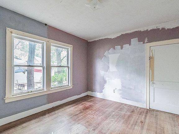 4th image of 132 E Taylor Dr