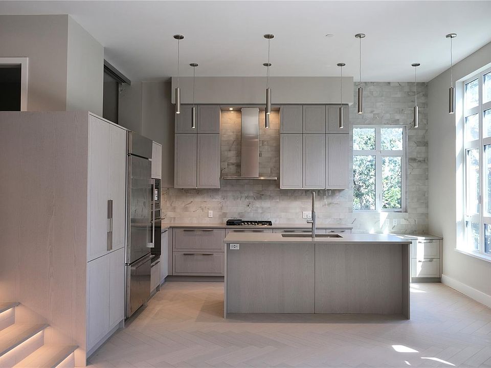 1st image of 425 Lampson St #303