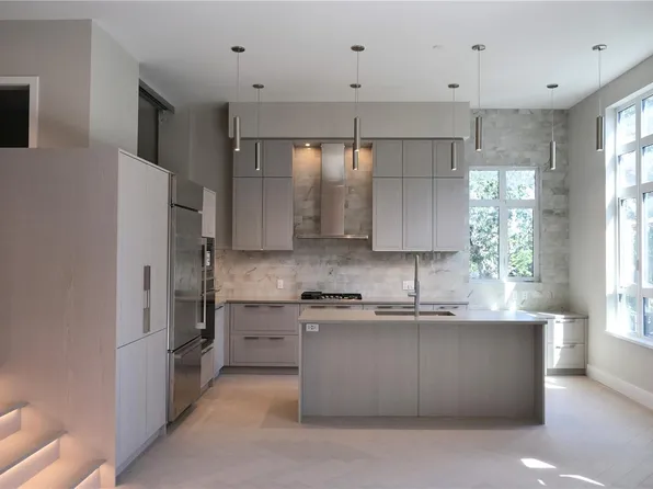 425 Lampson St #303, Esquimalt, BC V9A 5Z2