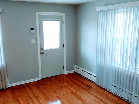 2nd image of 10841 S Hoxie Ave