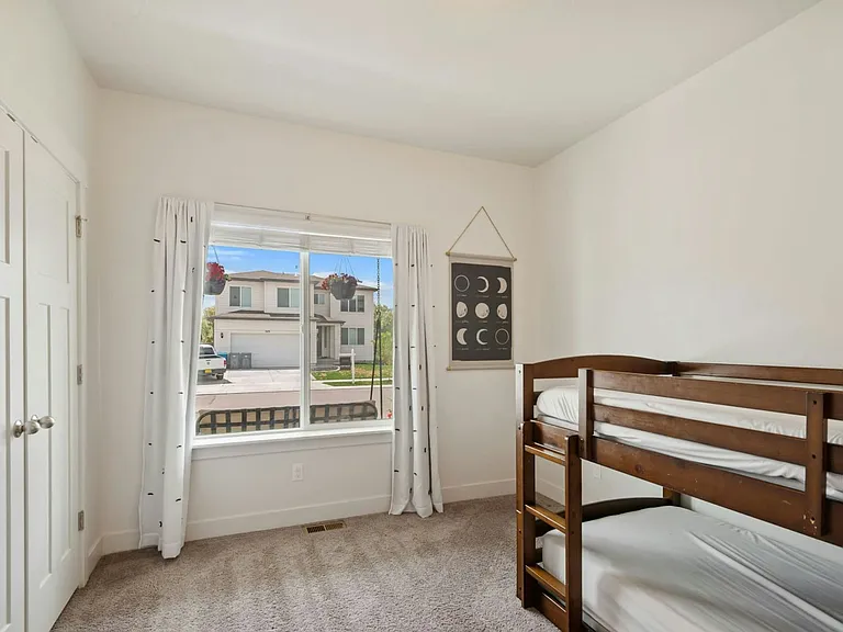 322 N 240 E — Photo 8