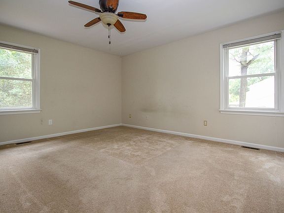 5th image of 130 Camelot Cres