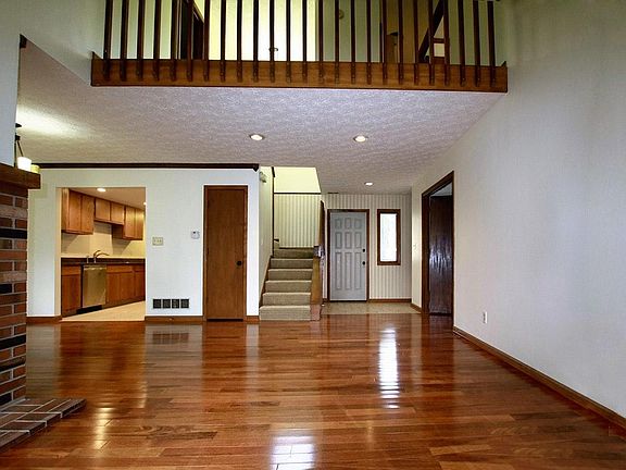 3rd image of 711 Woodcross Ct