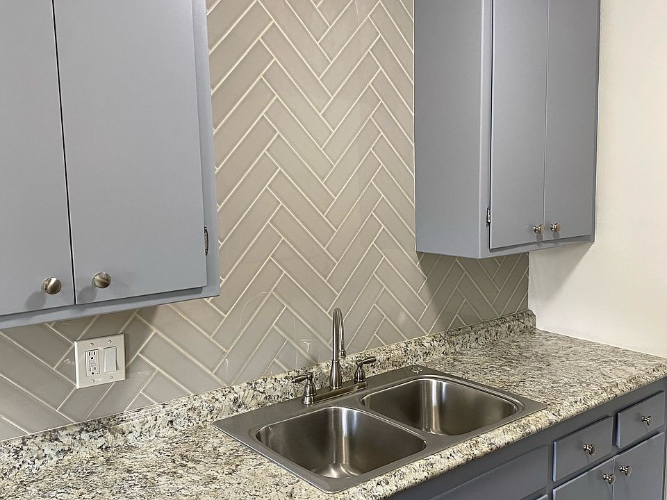 Kitchen. Stainless steel double sink.
