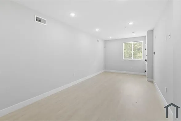 3 bed, 1500 sqft, $2,100 — Photo 2