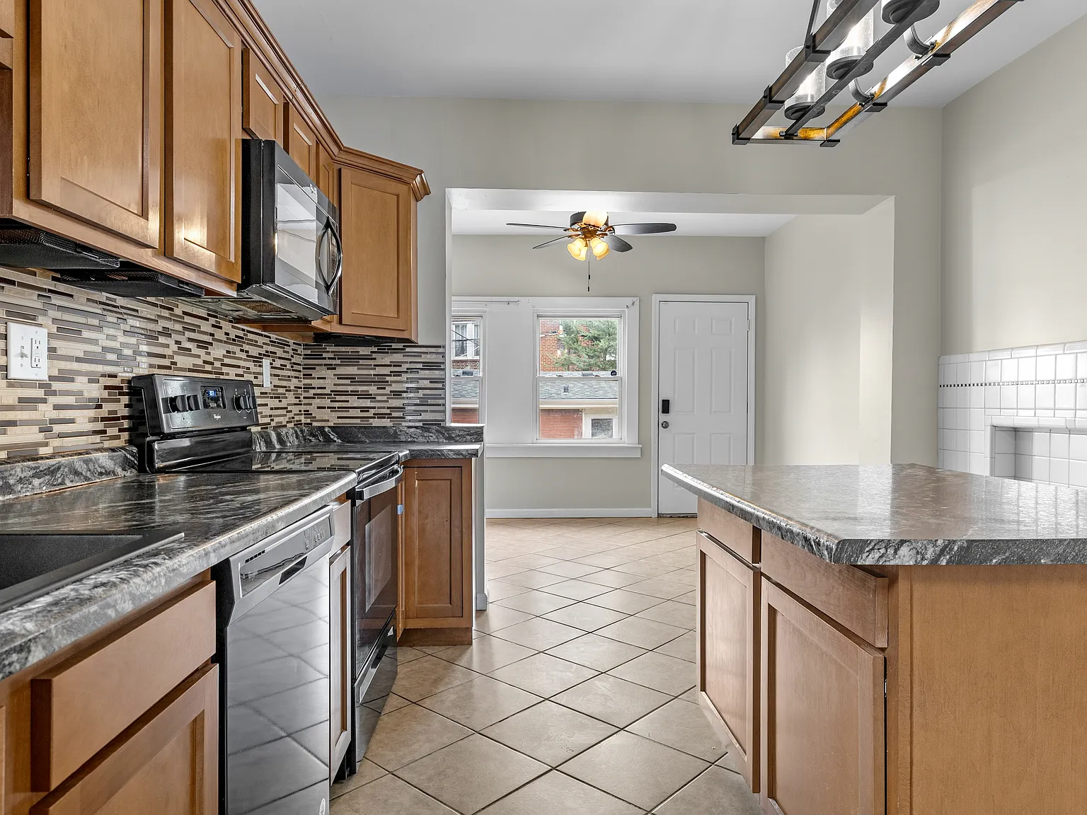 3 bed, 3276 sqft, $2,200 — Photo 2