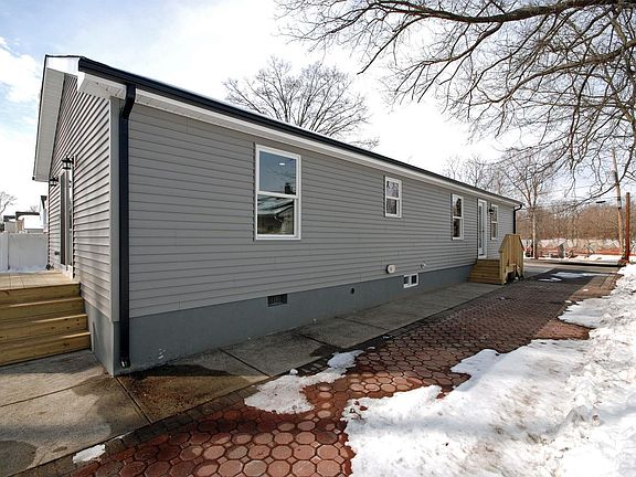 3rd image of 824 Drake Ave