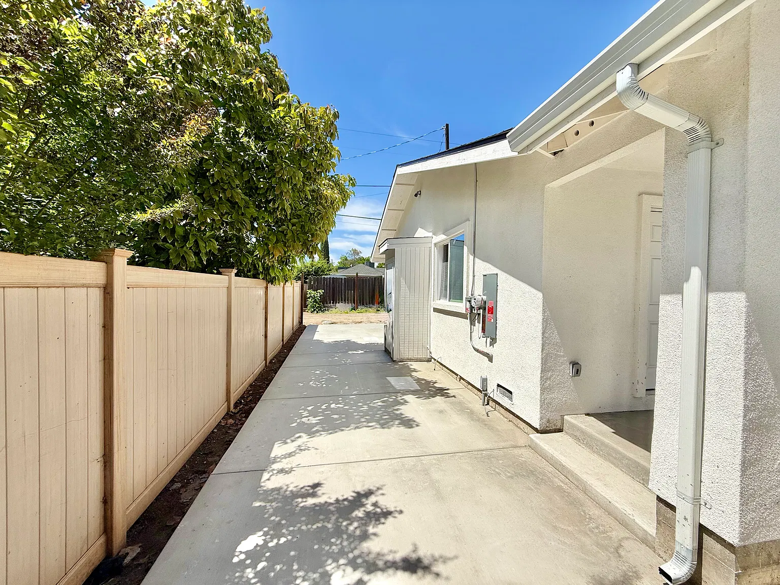 2 bed, 734 sqft, $2,000 — Photo 3