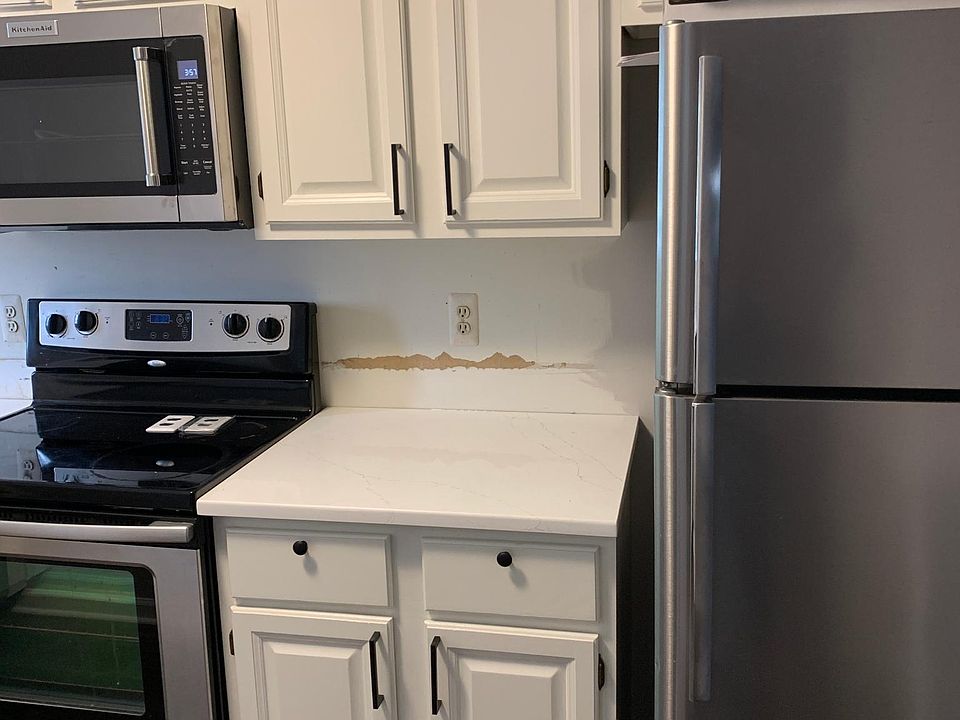 Kitchen - note there is a backsplash now
