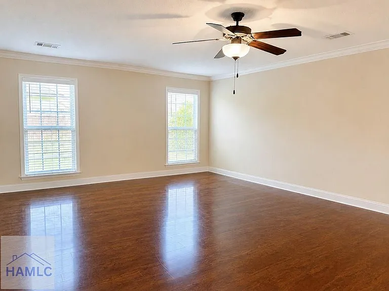 1106 Creekside Cir — Photo 2
