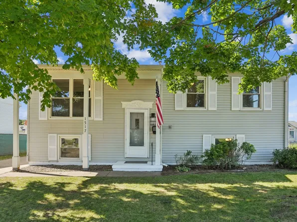 1517 4th Ave, Camanche, IA 52730