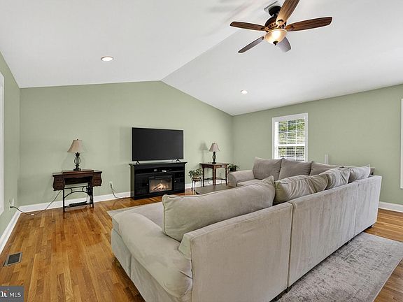 4th image of 949 Wild Rose Ln