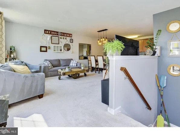 319 E Kramer Ct, Florence, NJ 08518