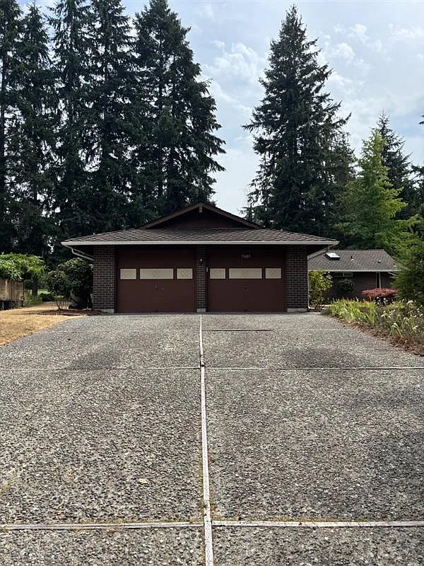 4 bed, 2.5 bath, 2220 sqft, $3,700 — Photo 1