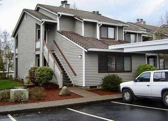 Lower end unit, two steps to access. Faces East and West