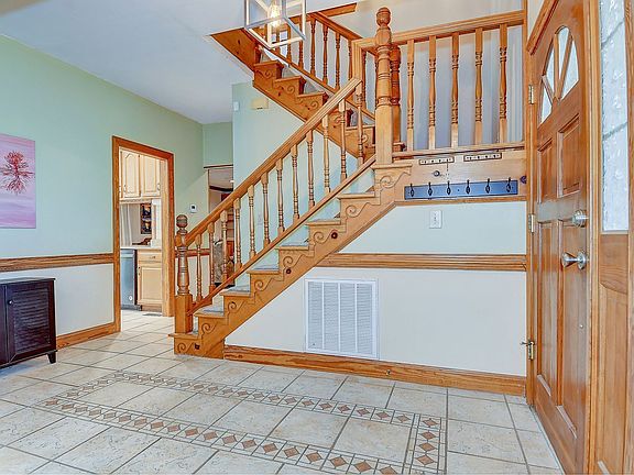 4th image of 1204 Hartford Ct