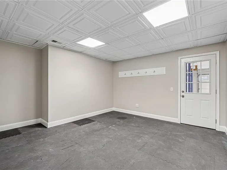 6895 Riverside Dr — Photo 37