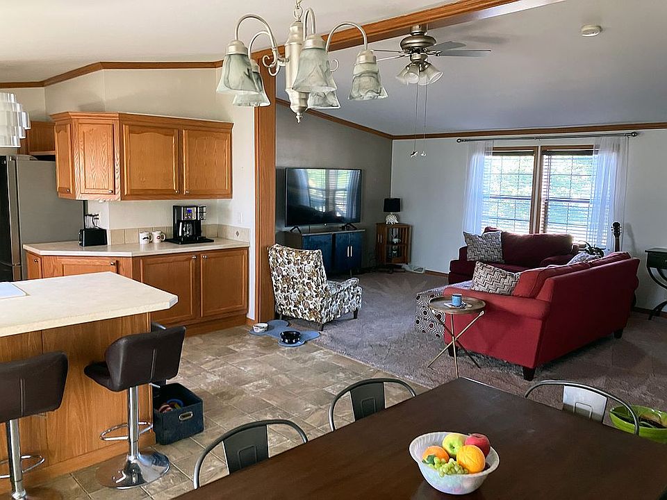 Dining & Kitchen Area
