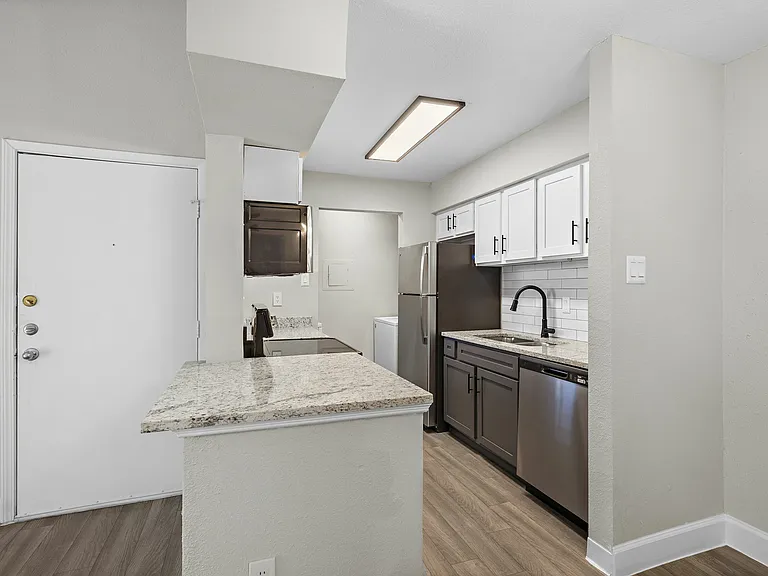 6Ten at Med Center Apartments — Photo 14