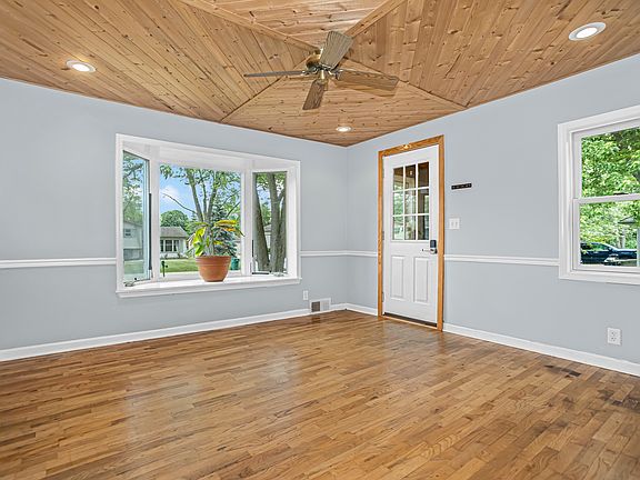 3rd image of 4244 Blackstone Ave