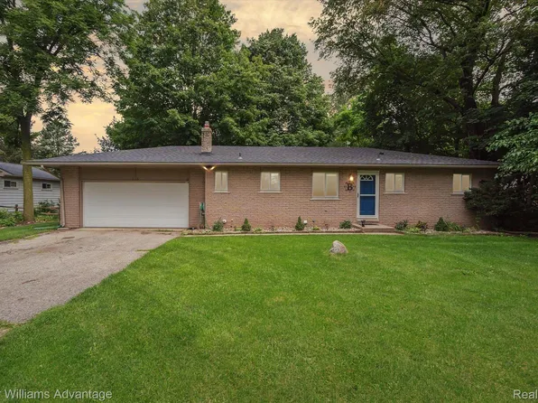 1116 W Livingston Rd, Highland, MI 48357