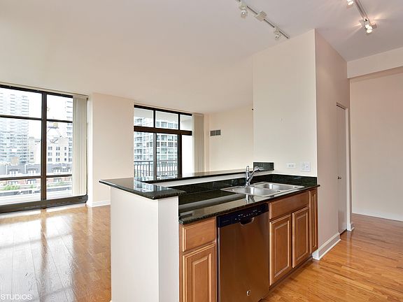 3rd image of 1322 S Prairie Ave Unit 601