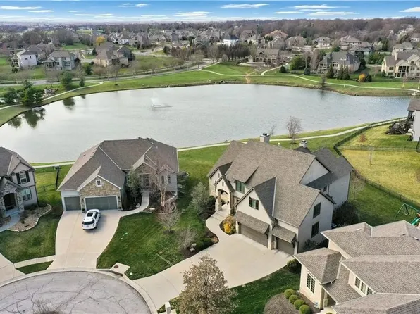 10810 W 158th Ter, Overland Park, KS 66221