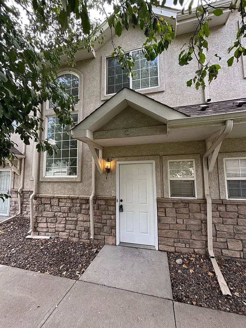 Charming 2 Bed/1.5 Bath Available Now — Photo 1