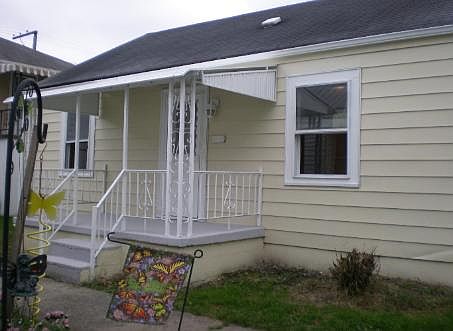 1st image of 208 2nd Ave