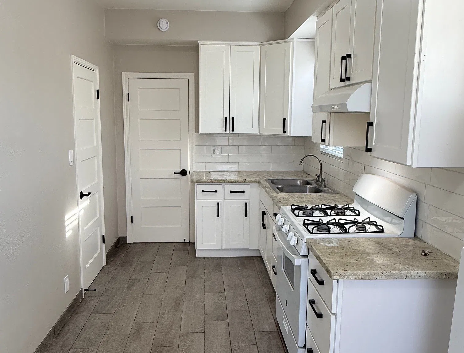 2 bed, 700 sqft, $2,795 — Photo 2