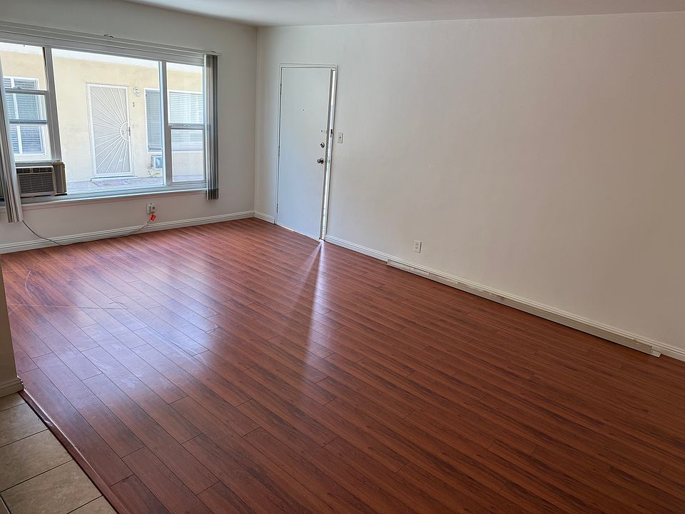 Entry/Living Room