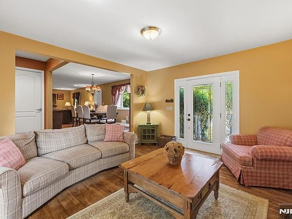 4th image of 583 Brookside Ave