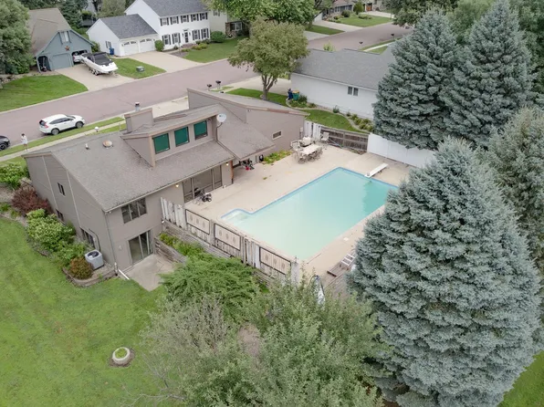 941 28th St, Spirit Lake, IA 51360