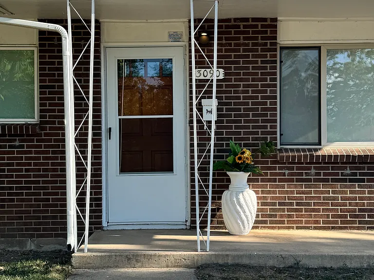 Aurora Ave — Photo 1