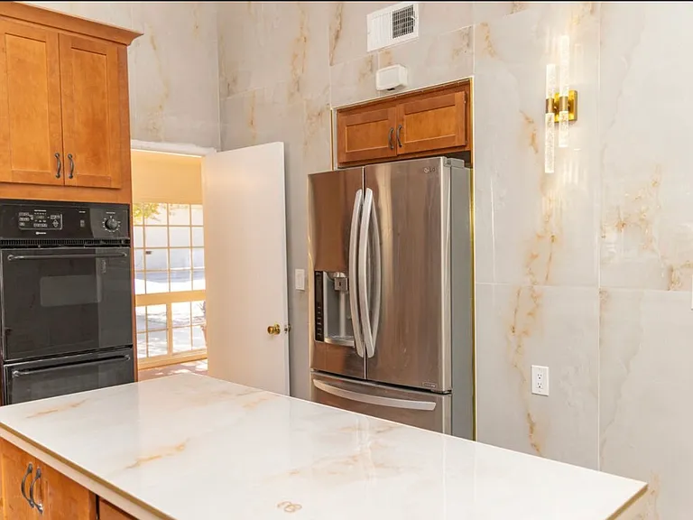 24316 Burbank Blvd — Photo 30
