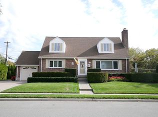 15 Tremont St, Garden City, NY 11530