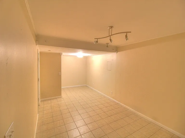 940 Winterside Ln — Photo 11