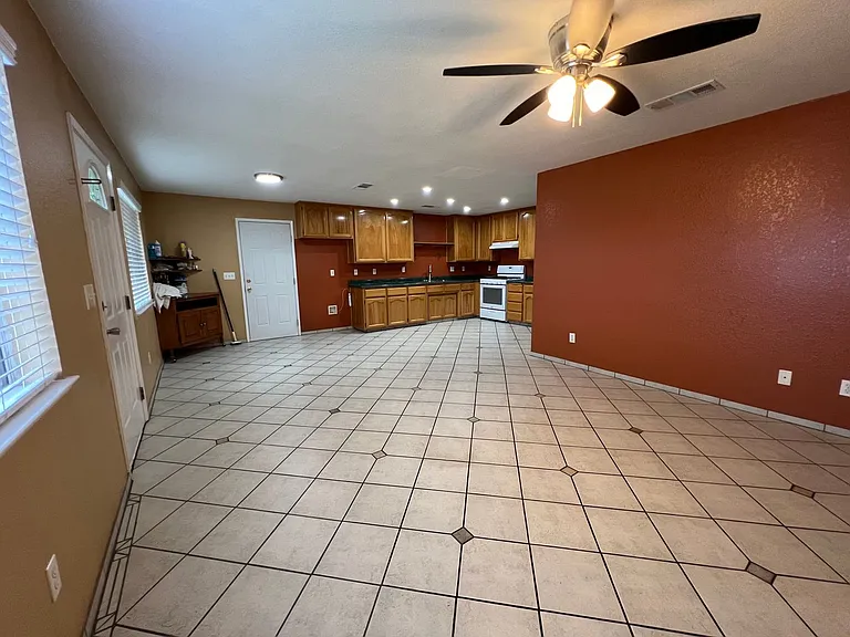 1417 Hall Ave — Photo 5