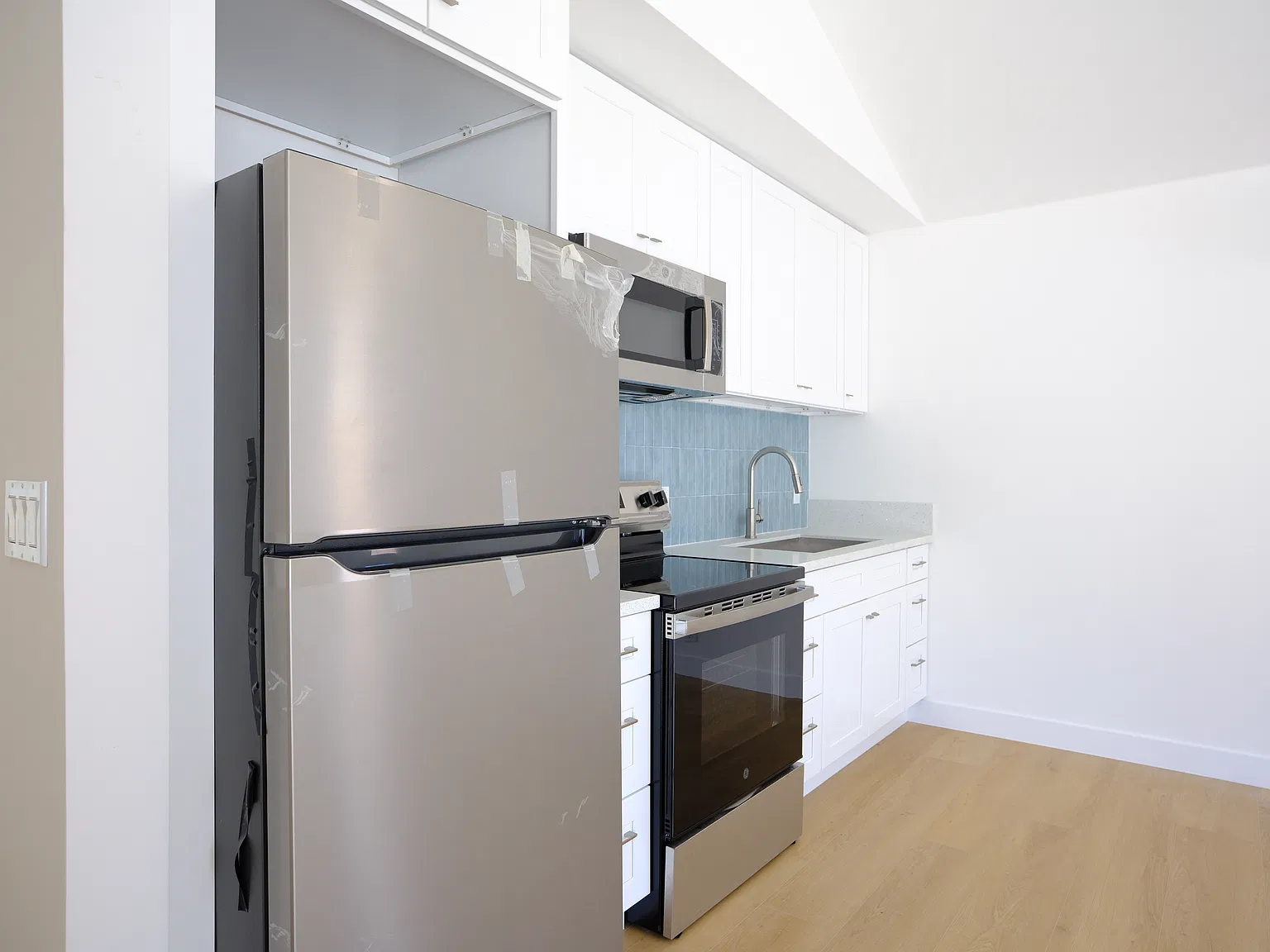 1 bed, 500 sqft, $2,100 — Photo 3