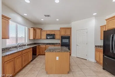 5 bed, 3.0 bath, 3800 sqft, $3,200 — Photo 4