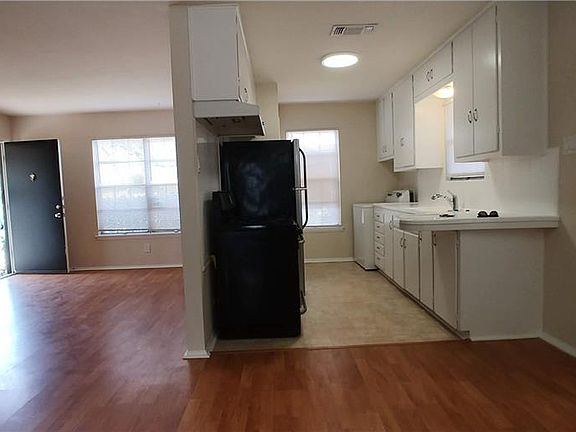 3rd image of 4907 Majestic Dr