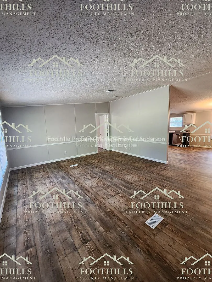 Building Photo - 240 Latham Dr