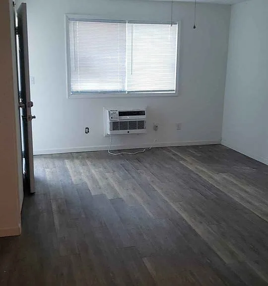 398 S Central Ave #B — Photo 6