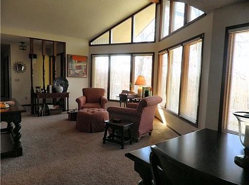 4th image of 12 Pembroke Ln