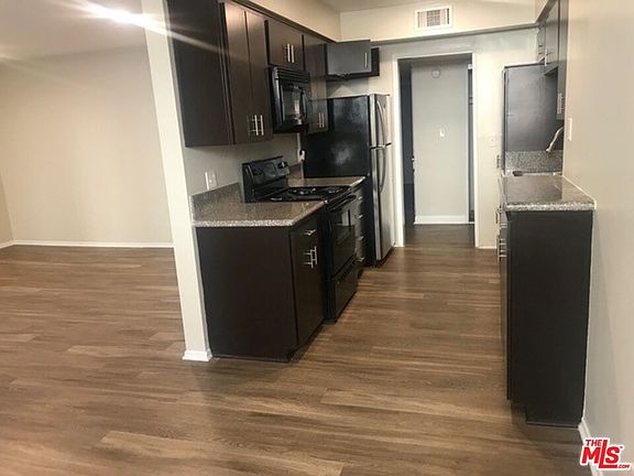 3rd image of 814 S Bundy Dr #4